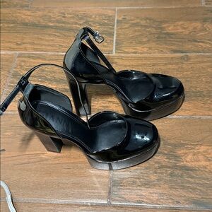 Gianni Bini Shiny Black Platform Heels